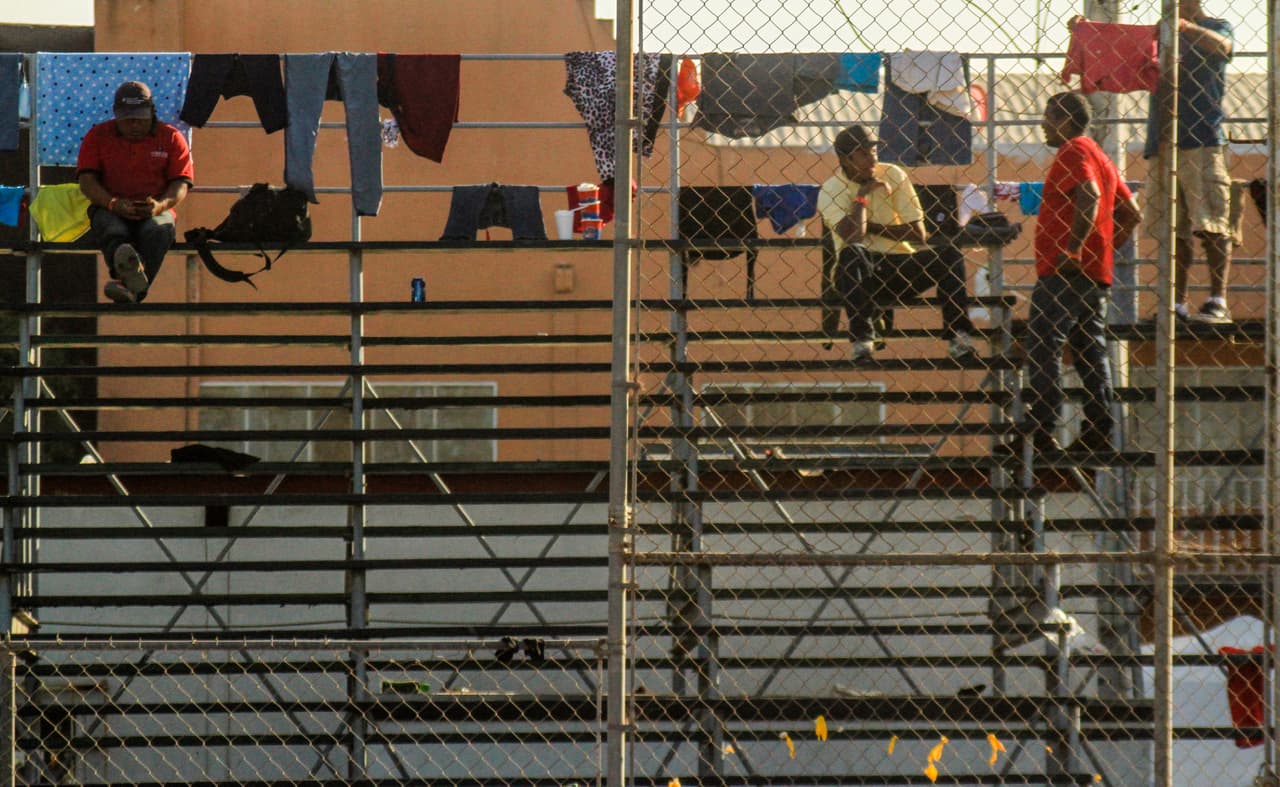 El tono y el número de veces que el presidente se ha referido a los migrantes como una amenaza
<a href="https://www.univision.com/noticias/politica/y-la-inminente-invasion-pasaron-las-elecciones-y-trump-dejo-de-hablar-de-la-caravana-de-migrantes"><u>descendió considerablemente desde las elecciones de mitad de periodo.</u></a>