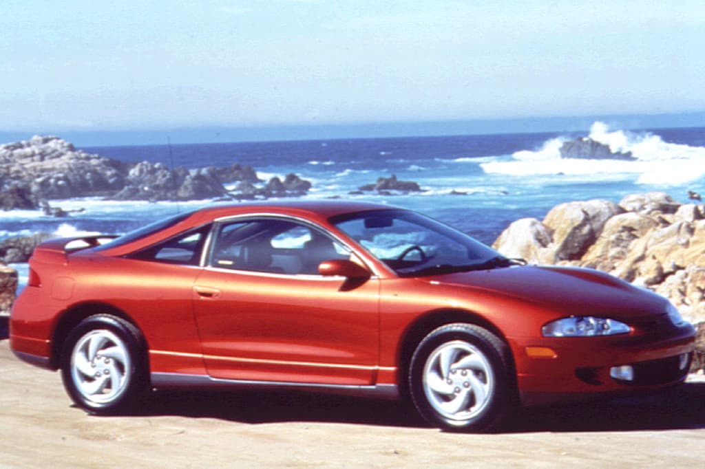 La segunda generación del Mitsubishi Eclipse llegó en 1995. Sus líneas estilizadas y elegantes marcaron un nuevo triunfo en diseño para Mitsubishi. Un menú de motores de 4 cilindros de aspiración normal y turbo alimentados ofrecia variedad al público.