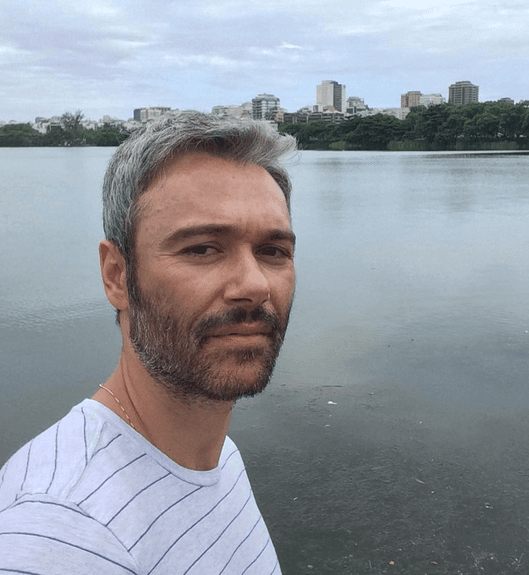 Ángelo Paes Leme es un conocido actor brasileño que ha participado en más de veinte telenovelas, entre ellas el éxito mundial
<a href="https://www.univision.com/series/jose-de-egipto"><b>‘José de Egipto’</b></a>.