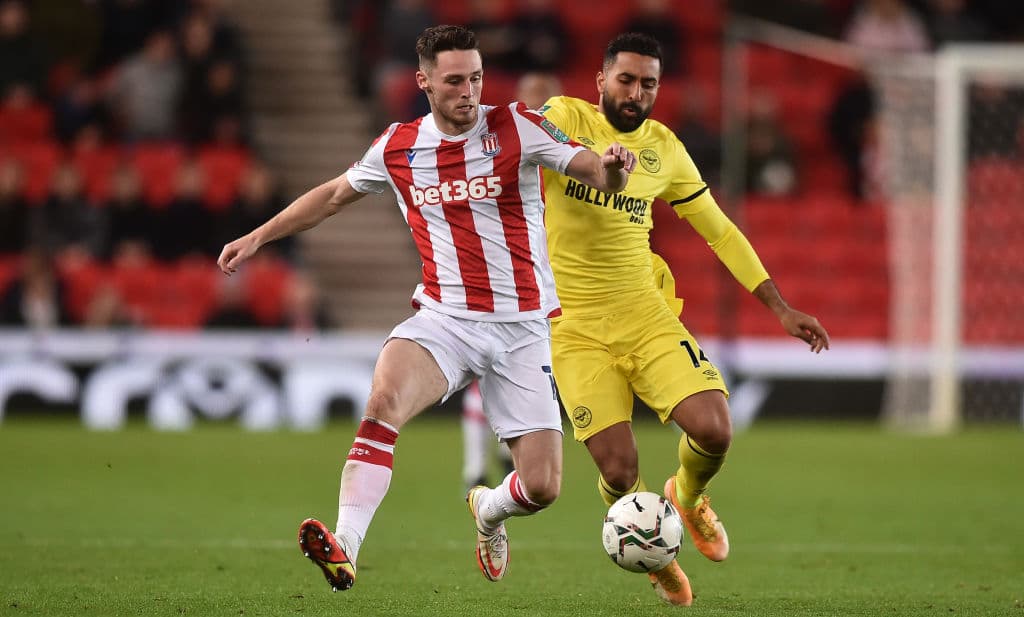 Brentford, por primera vez en su historia, derrota al Stoke City como visita con marcador 2-1, calificando a Cuartos de Final de la Copa de la Liga Inglesa. Canos y Toney anotaron para 'las abejas', Sawyers el único tanto en solitario.