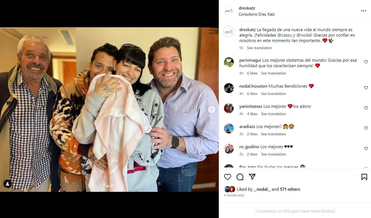 Nodal, Cazzu y su hija junto a los médicos de Dr. Katz.