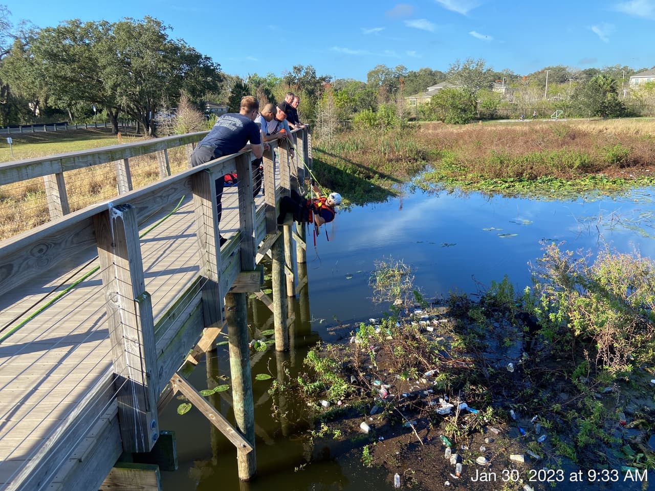 Estaban tratando de rescatar a un perro varado en una parte poco profunda del estanque.