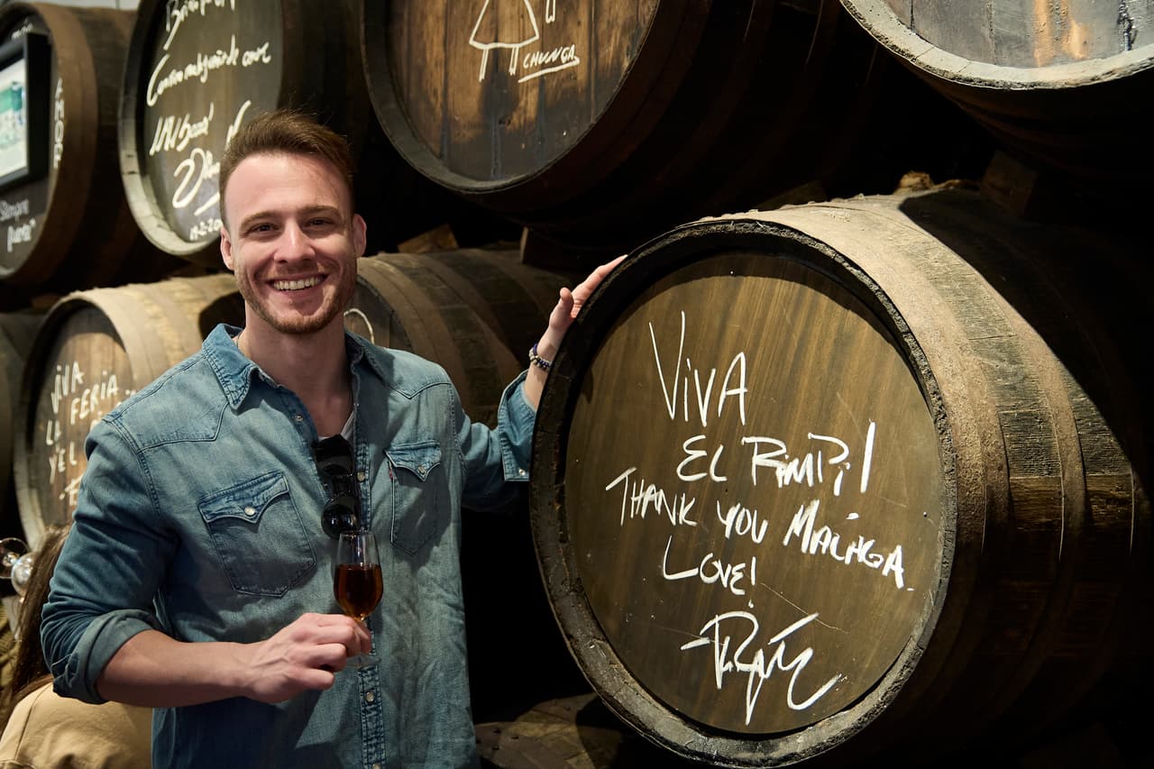 No obstante, antes de entregarse por completo a la actuación, Kerem Bürsin cursó la carrera de Publicidad y se graduó.