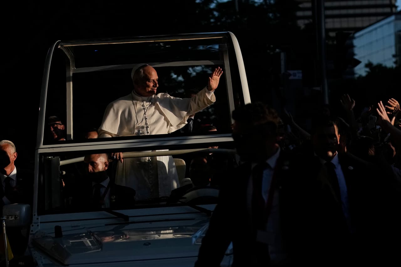 El papa León XIV llega en el papamóvil a la Plaza de Lima en Madrid, el sábado 6 de junio de 2026, para una vigilia de oración con jóvenes.