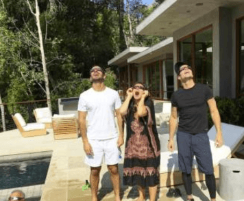 <b>Ricky Martin </b>junto a su prometido Jwan Yosef, compartió esta imagen con el hashtag ‘Familia Adams’.