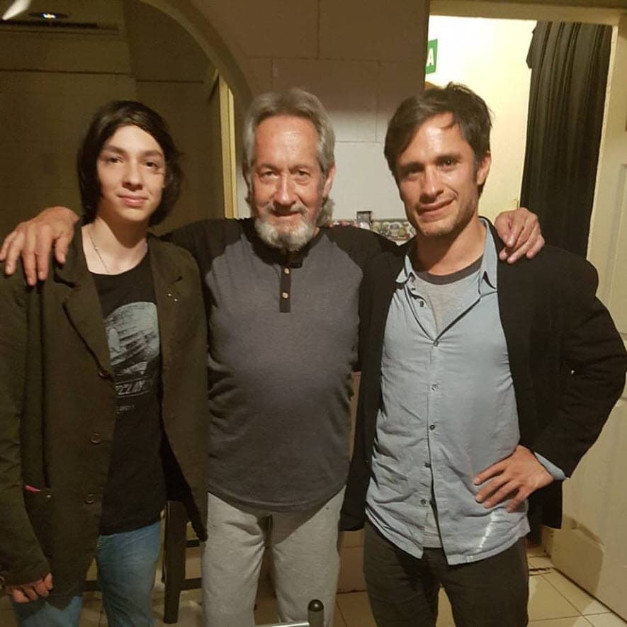 "Aplaudo de pie a mi padre que era un actor de alas rotas en esquirlas de aire, en su torpe andar a tientas por el lodo. ¡Bonito San Juan Huetamo, cuando la luna salió, sonaron los cañonazos! !FILHO MEU! Oh captain! My captain! - Ahíto –", finalizó en su mensaje.
<br>