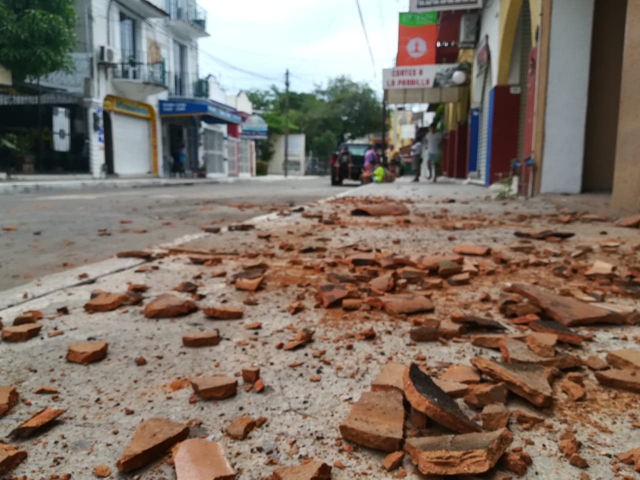 Restos de un muro sobre la calle en Crucecita, cerca del epicentro del sismo, que se produjo a las 10:29 de la mañana en la costa del Pacífico, a una profundidad de 26 kilómetros.