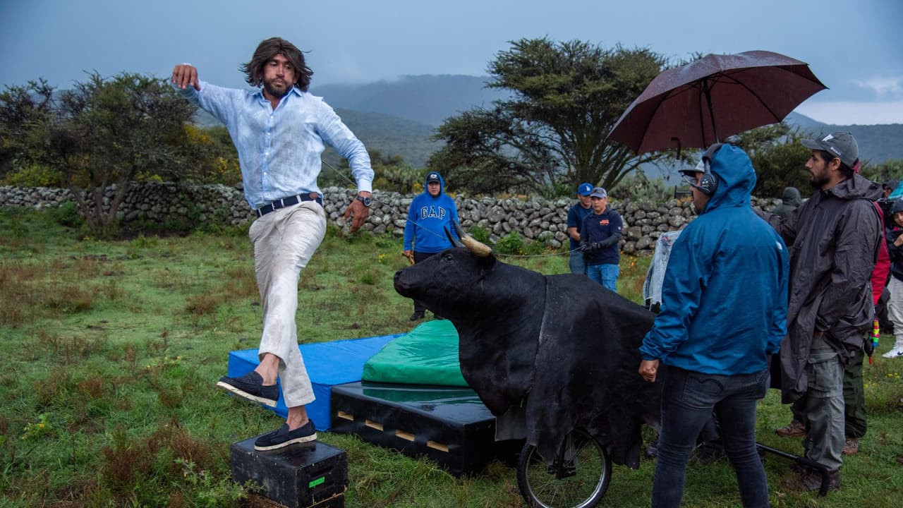 El doble ensayó con un 'toro' especial para que la escena quedara perfecta