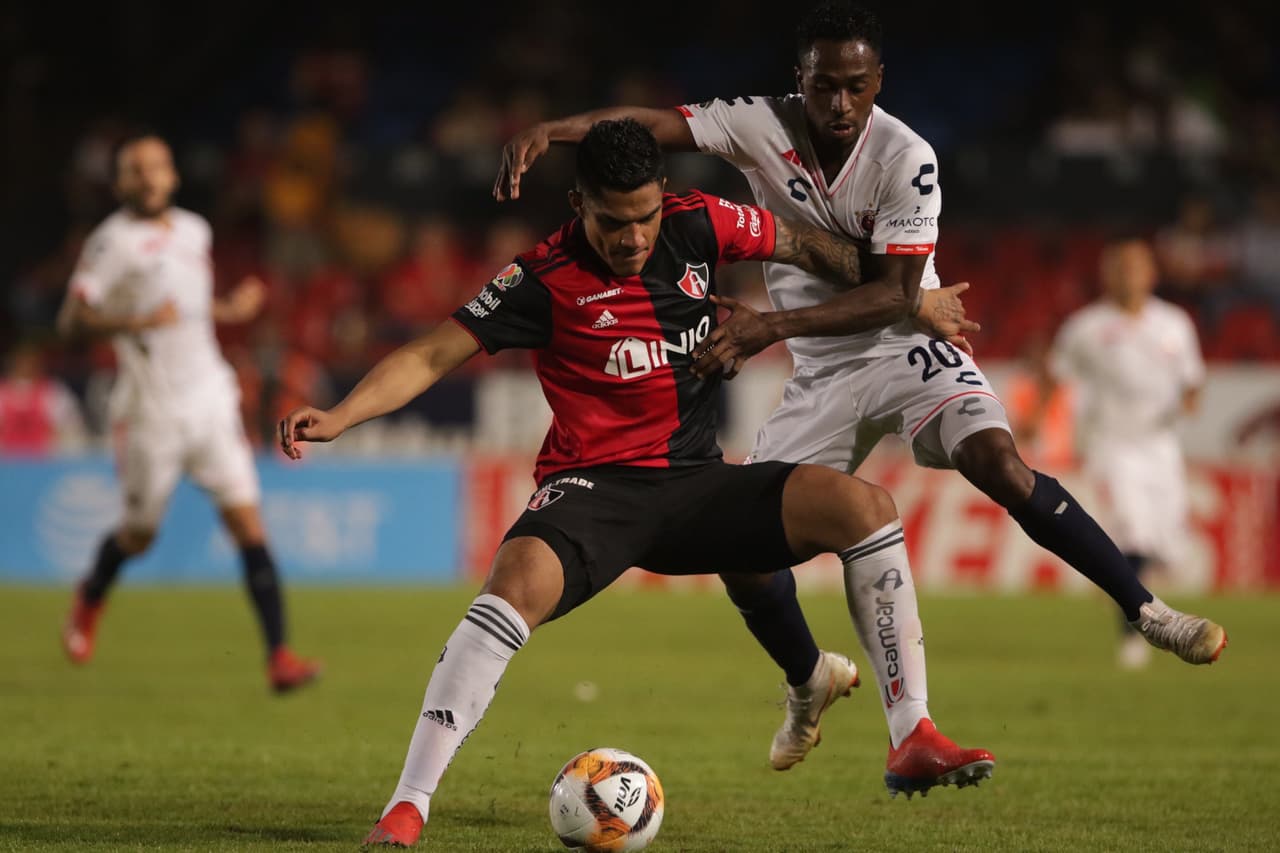 El juego se trabó en media cancha y existían pocos espacios en todos los palmos del terreno de juego.