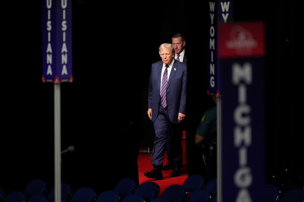 Donald Trump revisa el escenario de la Convención Republicana antes de su discurso el jueves.