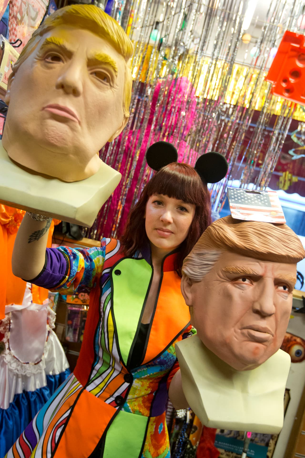 <b>Amsterdan, Holanda</b>. Una vendedora de máscaras de Donald Trump, camina por las calles de Ámsterdam, durante el carnaval. 22 de febrero de 2017.