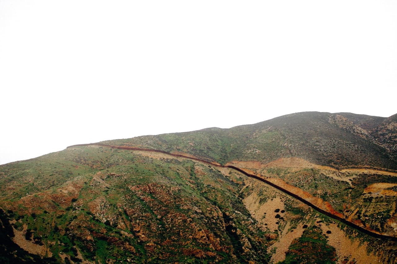 "Así de imponente se veía la cerca fronteriza en en sur de California y norte de Baja California, México".