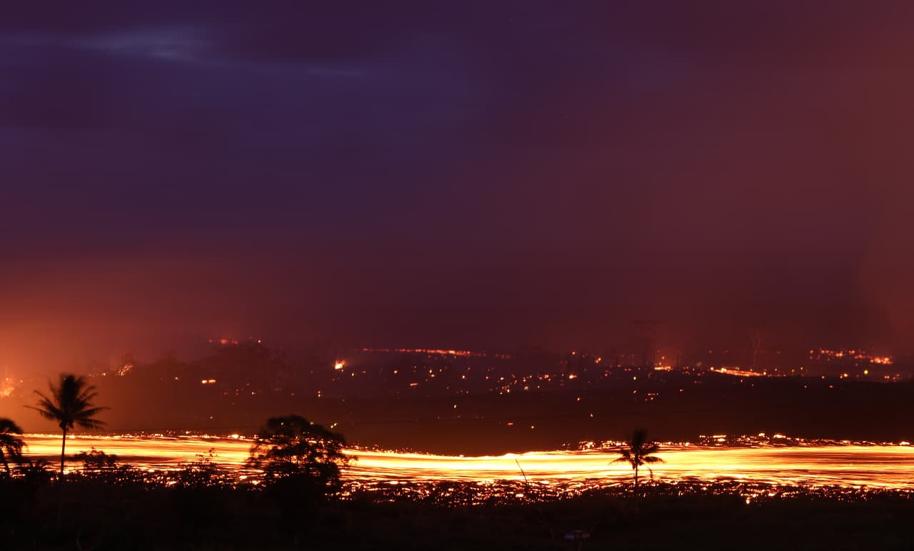 El sábado por la mañana, se encontraba a 1.5 millas del océano y avanzaba a una velocidad de 300 yardas por hora. Los funcionarios advierten a la gente sobre algo llamado laze, si la lava entra al océano. Cuando la lava caliente golpea el océano, envía ácido clorhídrico y vapor con finas partículas de vidrio al aire.
<br>