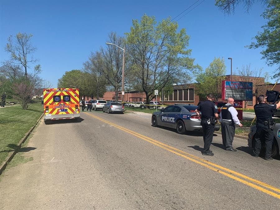 Tiroteo en una escuela de Tennessee deja un oficial herido y el sospechoso, un estudiante armado, fue abatido por la policía