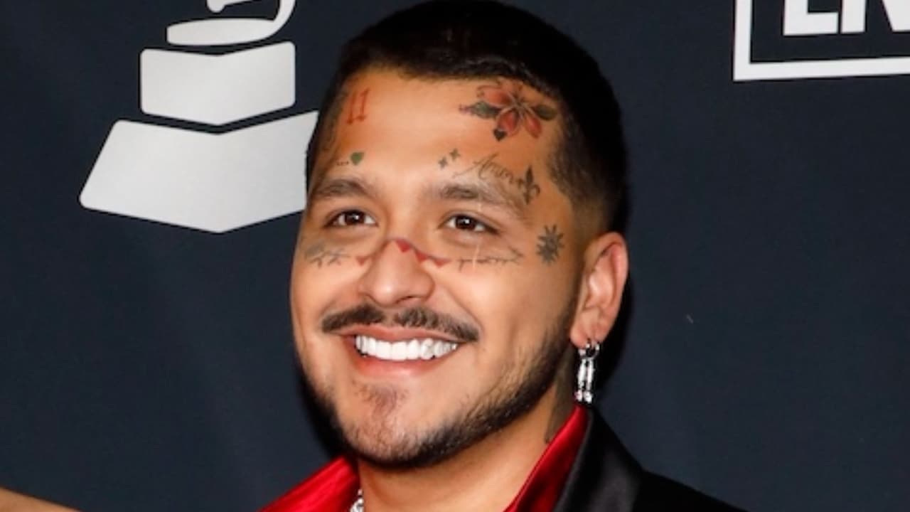 Nodal tiene dentadura de oro con su nombre grabado y pocos lo saben