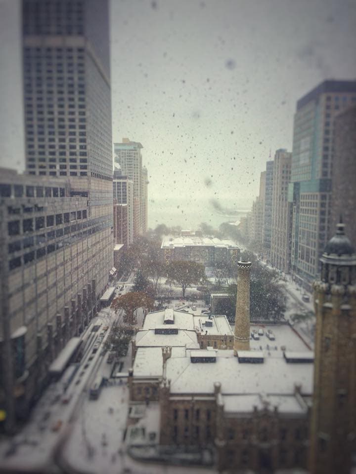La Ciudad de los Vientos se pintó de blanco este viernes con la primera nevada del año que dejó un poco de acumulación en las calles y nos regaló fotos que parecen salidas de una postal.