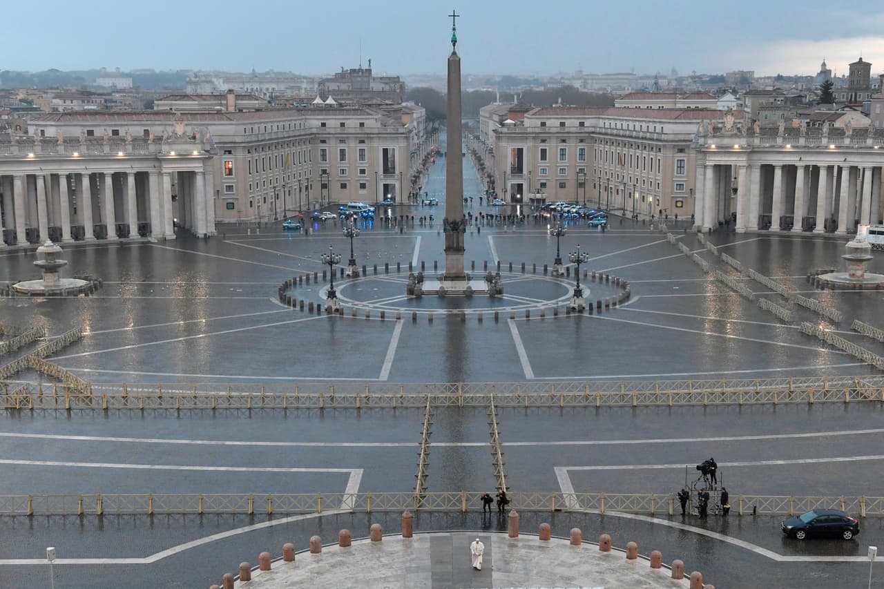 En una plaza desierta, envuelta en silencio y mojada por la lluvia incesante, Jorge Bergoglio regaló a los fieles católicos del mundo una ceremonia inédita, una homilía y una bendición posterior que los creyentes católicos tuvieron que seguir a través de los medios de comunicación.