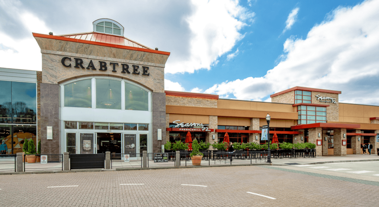 Los centros comerciales están autorizados a reabrir desde el 8 de mayo; sin embargo, no todas las tiendas lo harán. Según informaron directivos del Crabtree Valley Mall a
<a href="https://www.cbs17.com/news/local-news/wake-county-news/local-malls-preparing-for-phase-one-acknowledge-some-retailers-may-not-re-open/" target="_blank">CBS17</a>, hasta el momento sólo 32 de las 220 tiendas han dicho que reanudarán sus operaciones el sábado.