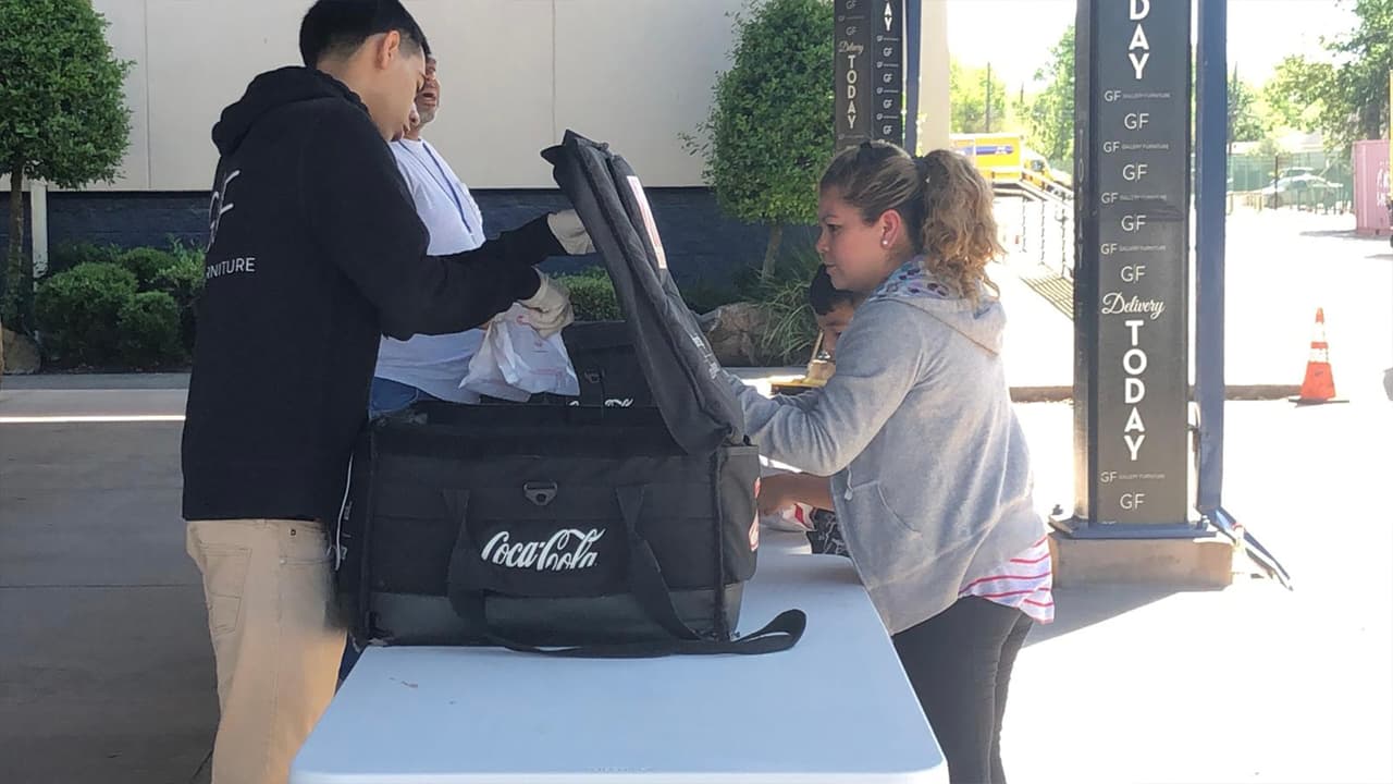 También puede donar artículos de limpieza sin abrir, como jabón en barra, guantes, toallitas desinfectantes, toallitas para bebés y papel higiénico.