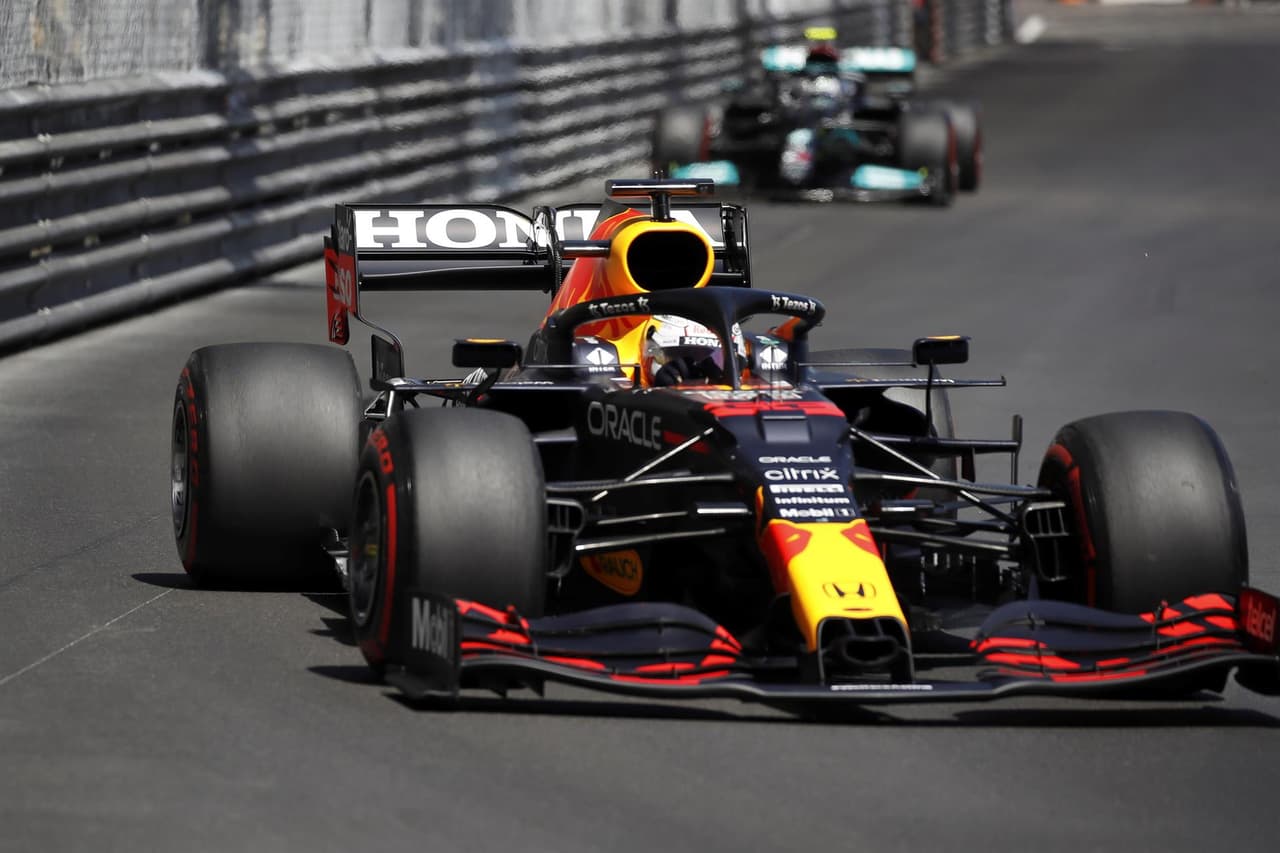 Termina el Gran Premio de Monaco de la Formula 1, Max Verstappen de Red Bull se llevó la primera posición, seguido del piloto español Carlos Sainz de Ferrari. La tercera posición estuvo muy peleada entre el mexicano Sergio Pérez y Lando Norris, sin embargo, el inglés representante de McLaren superó a Checo.