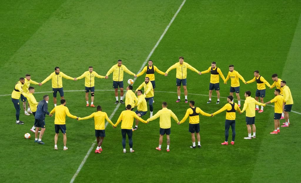 Unai Emery se encargó de hablar con todo el equipo antes de iniciar con los entrenamientos de cara a la final de la UEFA Europa League. Los jugadores del 'Submarino Amarillo' se mostraron alegeres y concentrados durante el calentamiento en el Arena Gdansk.