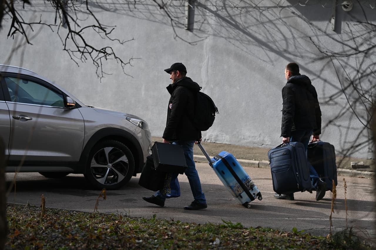 Trabajadores rusos abandonan la embajada en Kiev. Esos movimientos se producen cuando la región se prepara para una mayor confrontación después de que el presidente ruso Vladimir Putin recibiera autorización para usar la fuerza militar fuera de su país.
