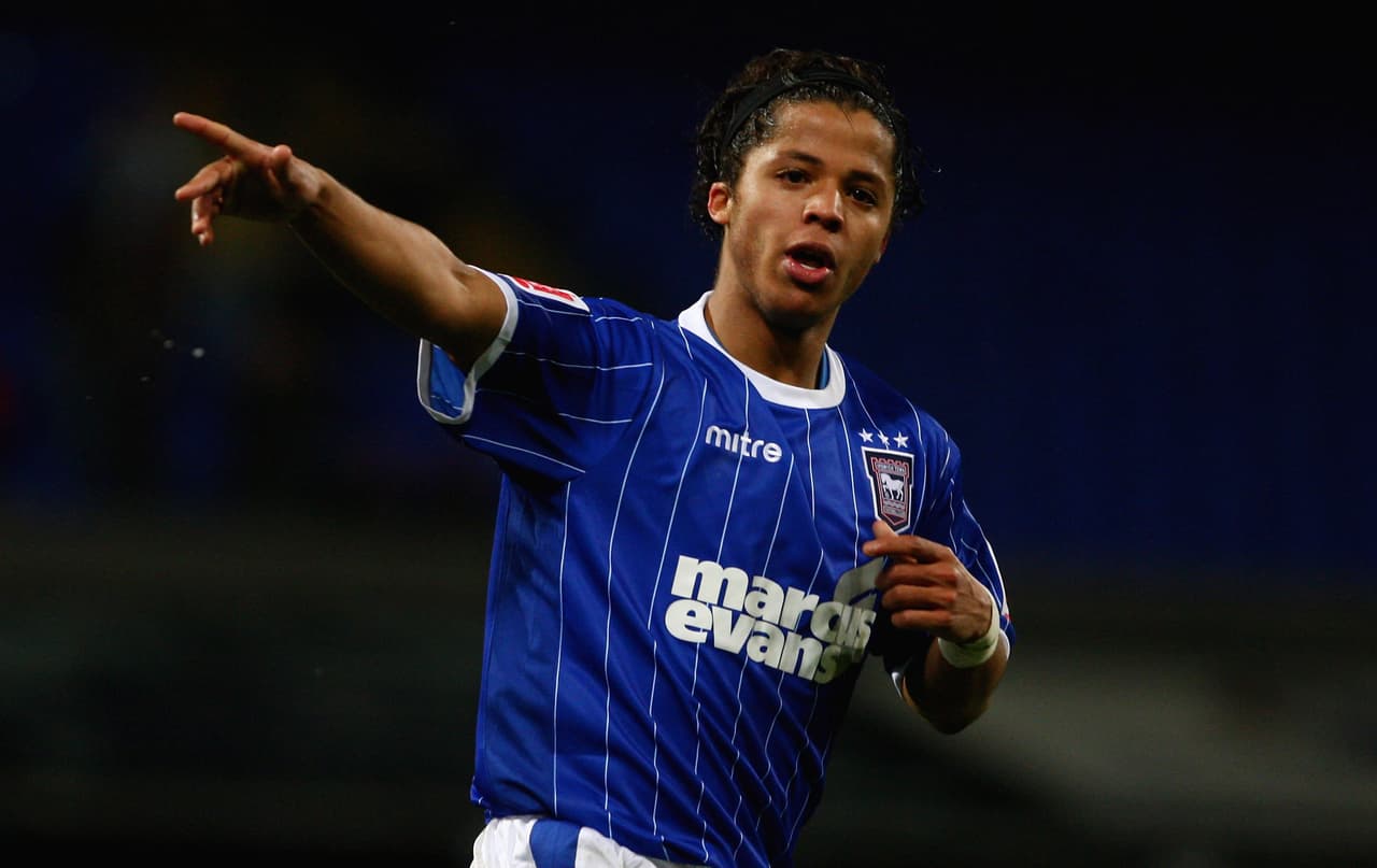 Luego de seis meses el de la Ciudad de México se fue cedido al Ipswich Town de la Segunda División inglesa. De ahí fue dando tumbos pasando por el Galatasaray, incluso.