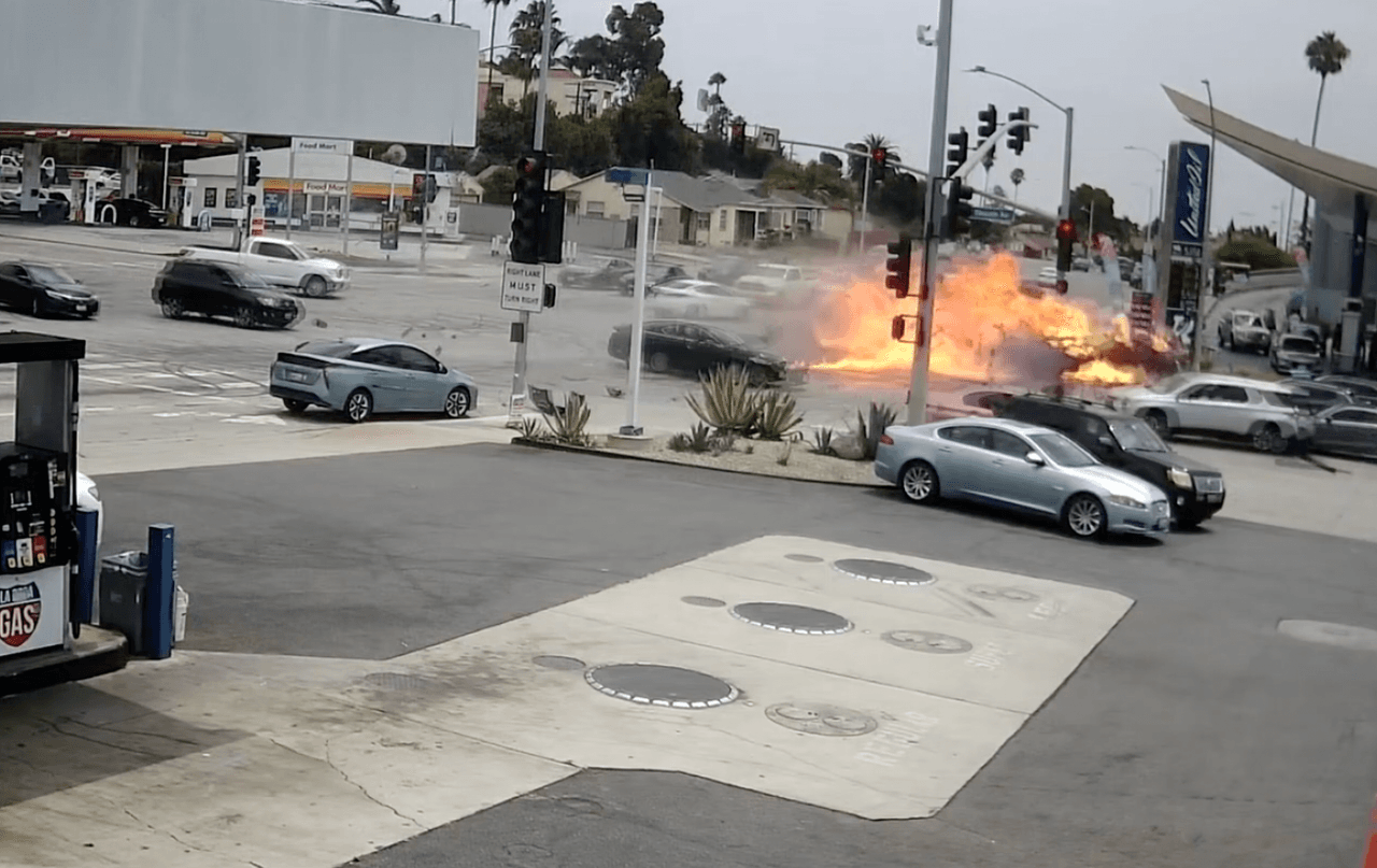 Tras pasar el semáforo en rojo golpeó al menos otros seis vehículos que estaban en la intersección.