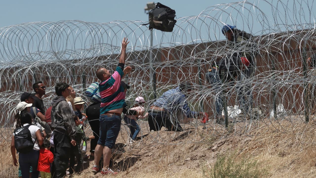 <h3 class="cms-H3-H3">1: La SB 4 de Texas permite arrestos estatales por cruce ilegal</h3> La primera clave es que la SB 4
<b>crea un delito estatal por entrar o intentar entrar a Texas desde otro país sin pasar por un puerto legal de entrada.</b>
<br>💡 En la práctica, esto apunta
<b>a cruces irregulares desde México hacia Texas</b>.
<br>Eso significa que un policía estatal o local
<b>podría arrestar a una persona si sospecha que cruzó la frontera de forma ilegal. </b>
<br>Antes, estos casos
<b>eran manejados principalmente por autoridades federales de inmigración.</b>
<br>👉🏻 Aquí está el cambio grande:
<b>Texas busca meter su propio sistema penal en un asunto que por décadas ha sido federal. </b>