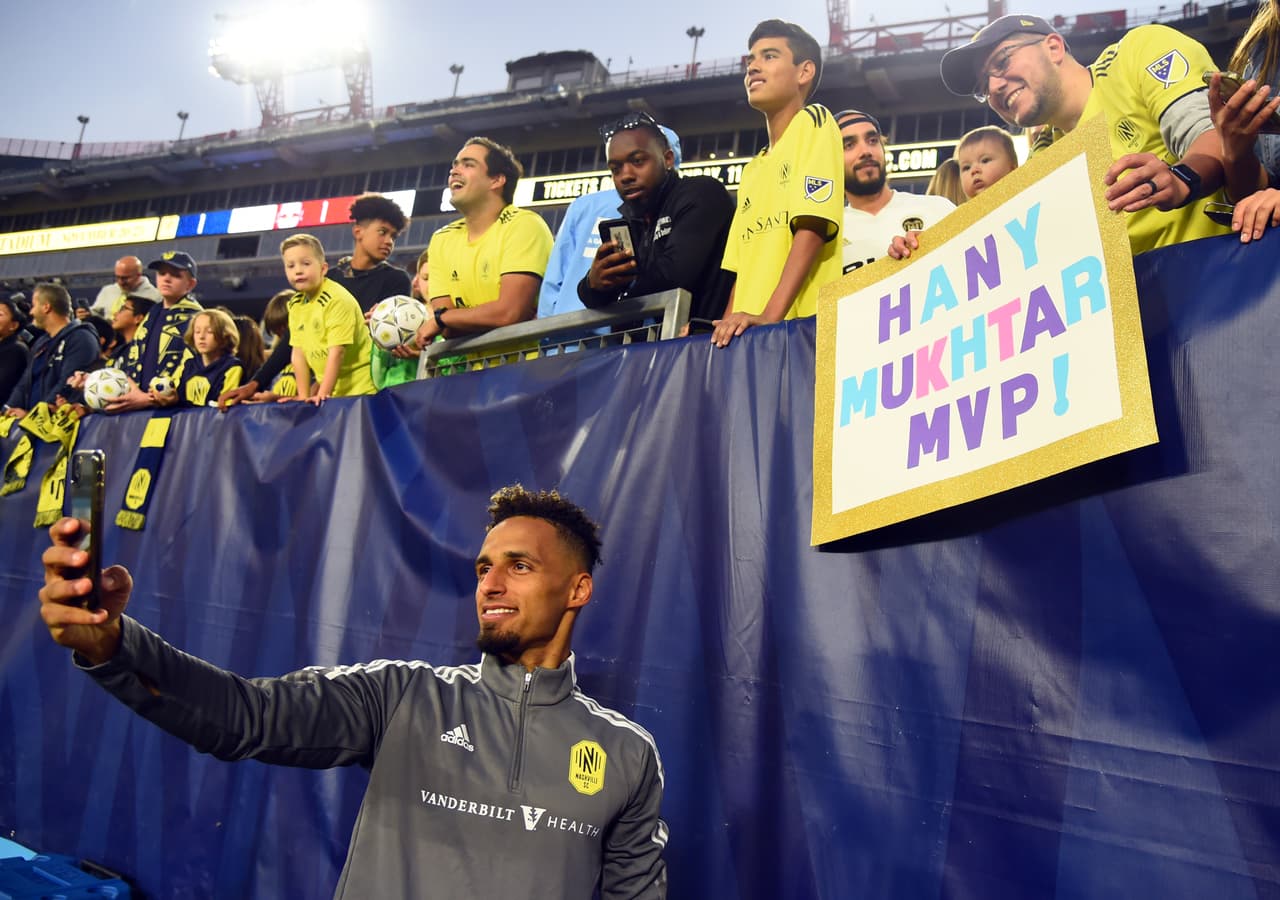 El público de Nashville pide que Mukhtar sea reconocido como el Jugador Más Valioso de la MLS este año.
<br>