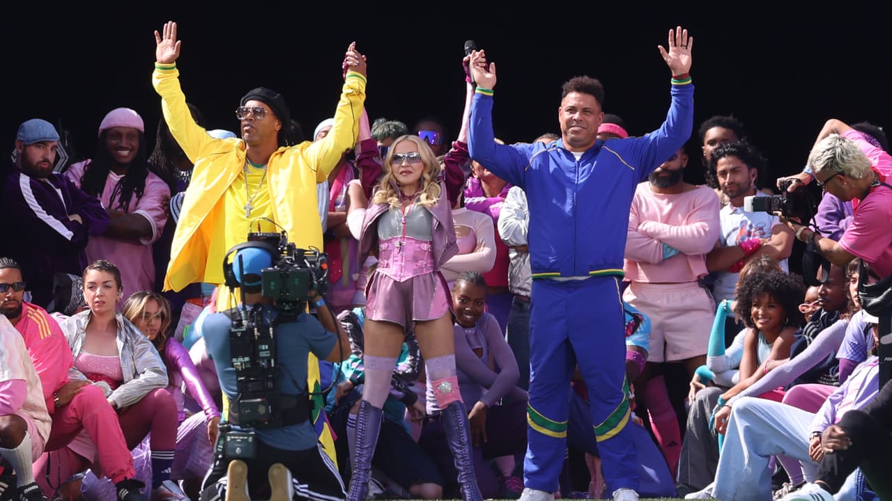 Madonna flanqueada por las exestrellas brasileñas Ronaldo y Ronaldinho.
