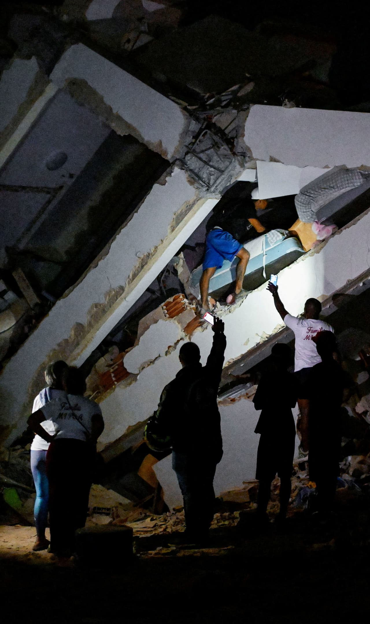 Una persona camina entre los escombros de un edificio destruido tras un terremoto en La Guaira, Venezuela, el 25 de junio de 2026.