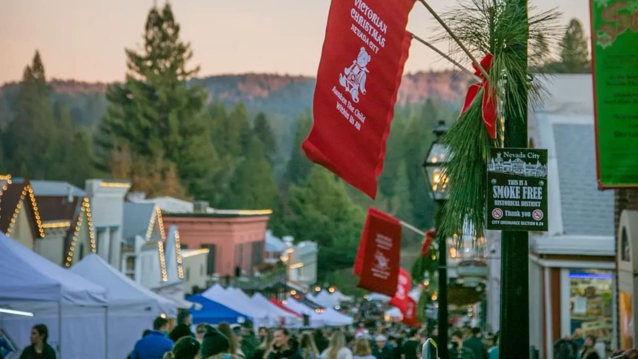 <h2 class="cms-H2-H2">4.- Nevada City</h2>
<br>
<br>Esta ciudad era uno de los secretos mejor guardados de los habitantes en el norte de California y es que es uno de los pueblos de montaña por excelencia del oeste de los Estados Unidos; aún más, en Navidad,
<b>se llena de luces que maximizan la experiencia del espíritu decembrino</b>.