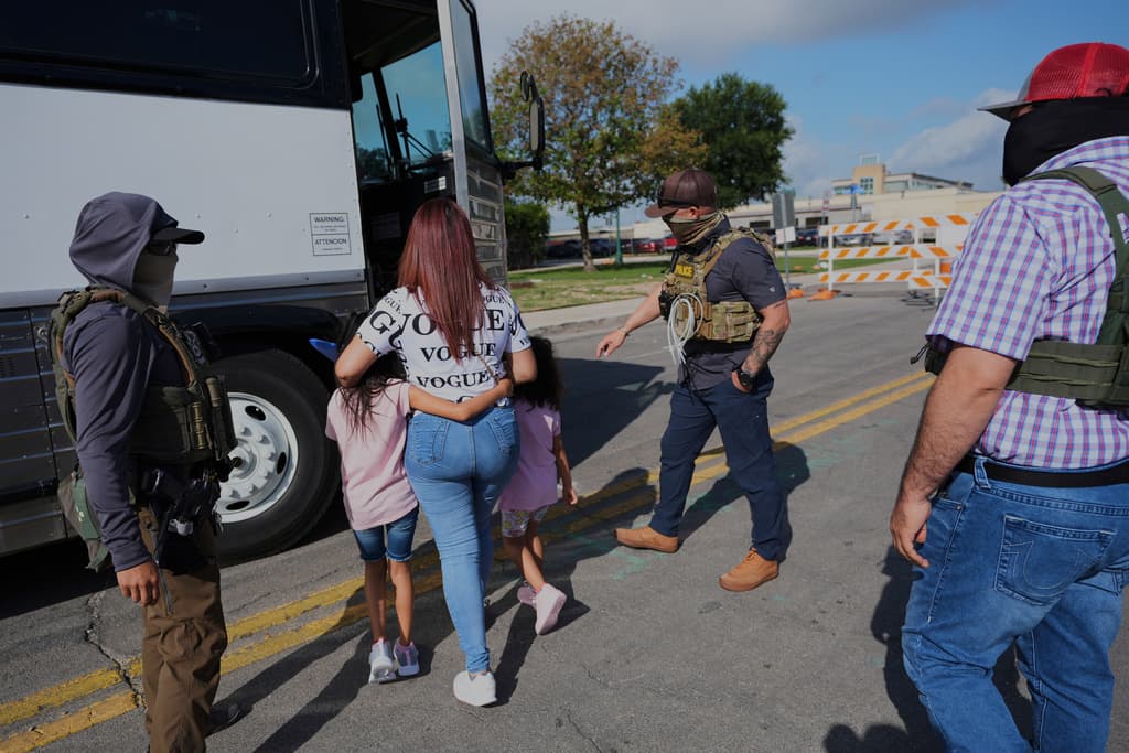 Una
<b>madre peruana y sus dos hijas</b>, menores de edad, se encuentran entre los
<b><a href="https://www.univision.com/local/san-antonio-kwex/arrestos-expres-corte-de-inmigracion-san-antonio-ice" target="_blank">11 detenidos exprés por ICE</a></b>, el pasado lunes, en San Antonio, Texas.
<br>
<br>La mujer acudió a su cita del 23 de junio, en la corte migratoria, en el
<b>800 de Dolorosa Street</b>. En cuestión de minutos salió escoltada, al igual que sus pequeñas, por
<b><a href="https://www.univision.com/noticias/inmigracion/ice-cree-que-esta-bien-enmascararse-para-cada-arresto-advierte-experto" target="_blank">agentes enmascarados</a></b> del Servicio de Control de Inmigración y Aduanas (ICE).
<br>
<br>Se aseguraron de que l
<b>as tres subieran a un autobús </b>con vidrios gruesos y polarizados, que las trasladó al centro de procesamiento de ICE en
<b>Crosspoint, 13 millas al norte</b>.
<br>
<br>Con ellas iban inmigrantes de
<b>Cuba y Venezuela, </b>se conoció extraoficialmente.