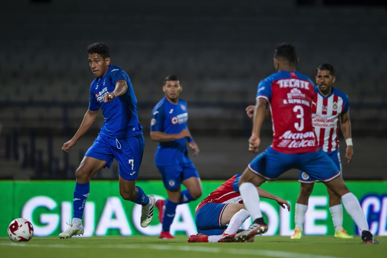 El partido comienza trabarse mucho con pequeñas faltas en el medio campo.