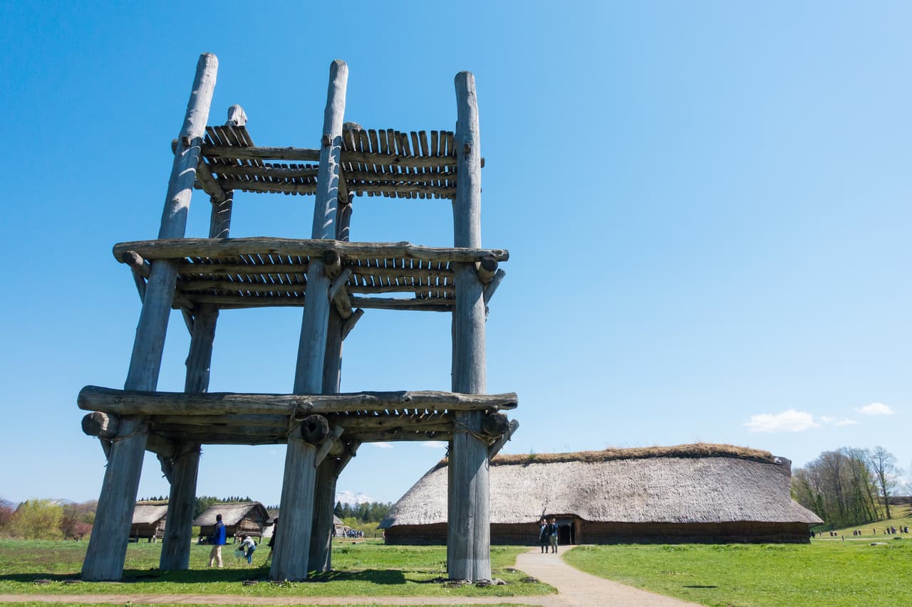 <b>Sitios prehistóricos de Jomon, Japón</b>
<br>
<br>Unos 17 sitios arqueológicos en las islas de Hokkaido y Tohoku, al norte de Japón, dan un testimonio del desarrollo de la cultura Jomon y su complejo sistema de creencias espirituales y rituales.
<br>
<br>La zona deja ver el surgimiento, desarrollo, madurez y la adaptabilidad a los cambios de una sociedad de cazadores, pescadores y recolectores que se desarrolló alrededor del año 13,000 antes de Cristo.