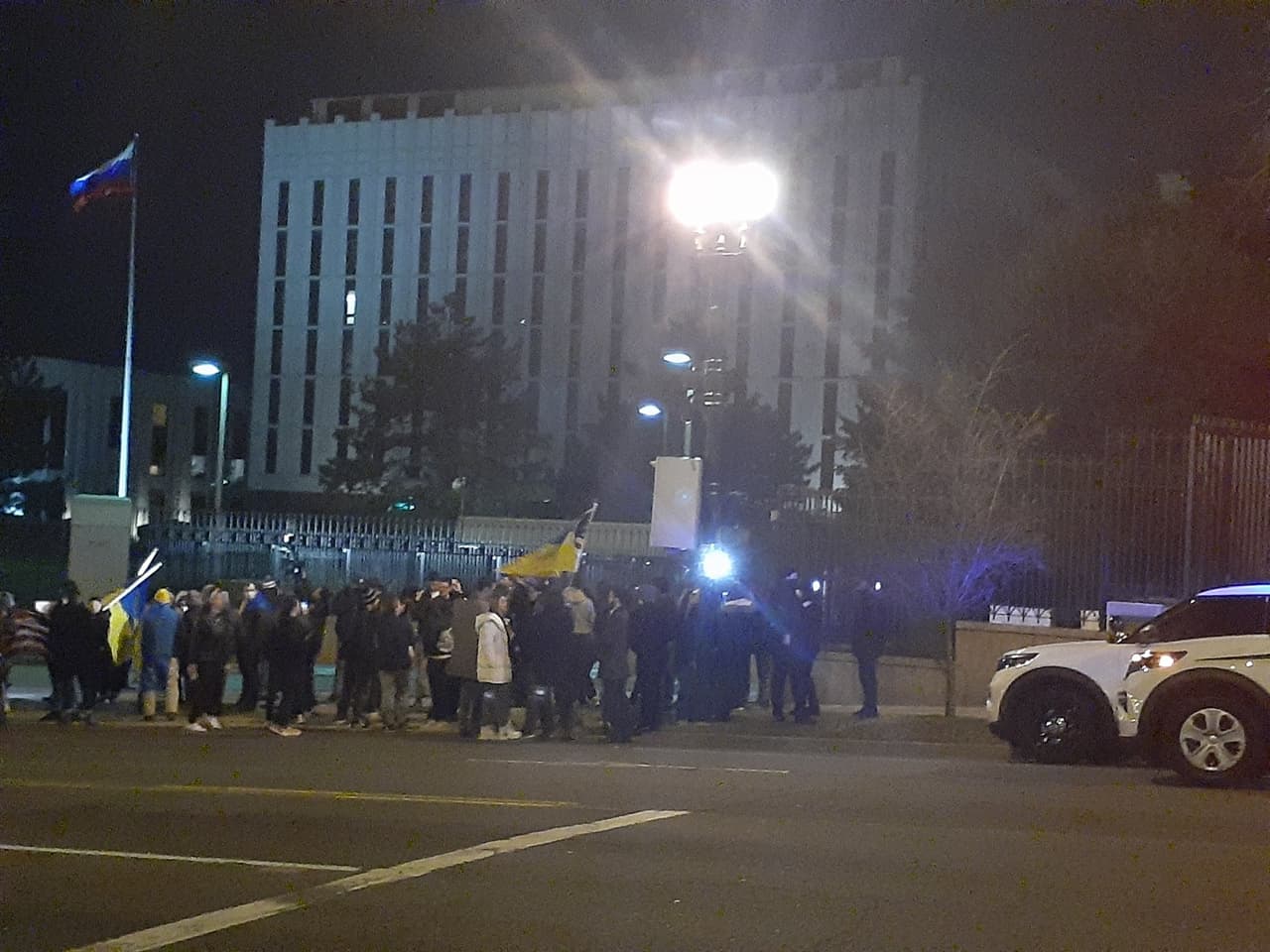 Desde la 1:30 de la madrugada se comenzaron a compartir fotografías y videos en las redes sociales de los manifestantes a las afueras de la embajada.