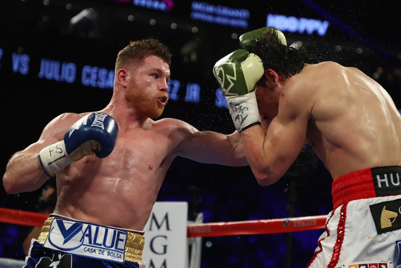 Te acercamos a los golpes que se dieron Saúl 'Canelo' Álvarez en contra de Julio César Chávez Jr., imágenes que te harán sentir en el ring.