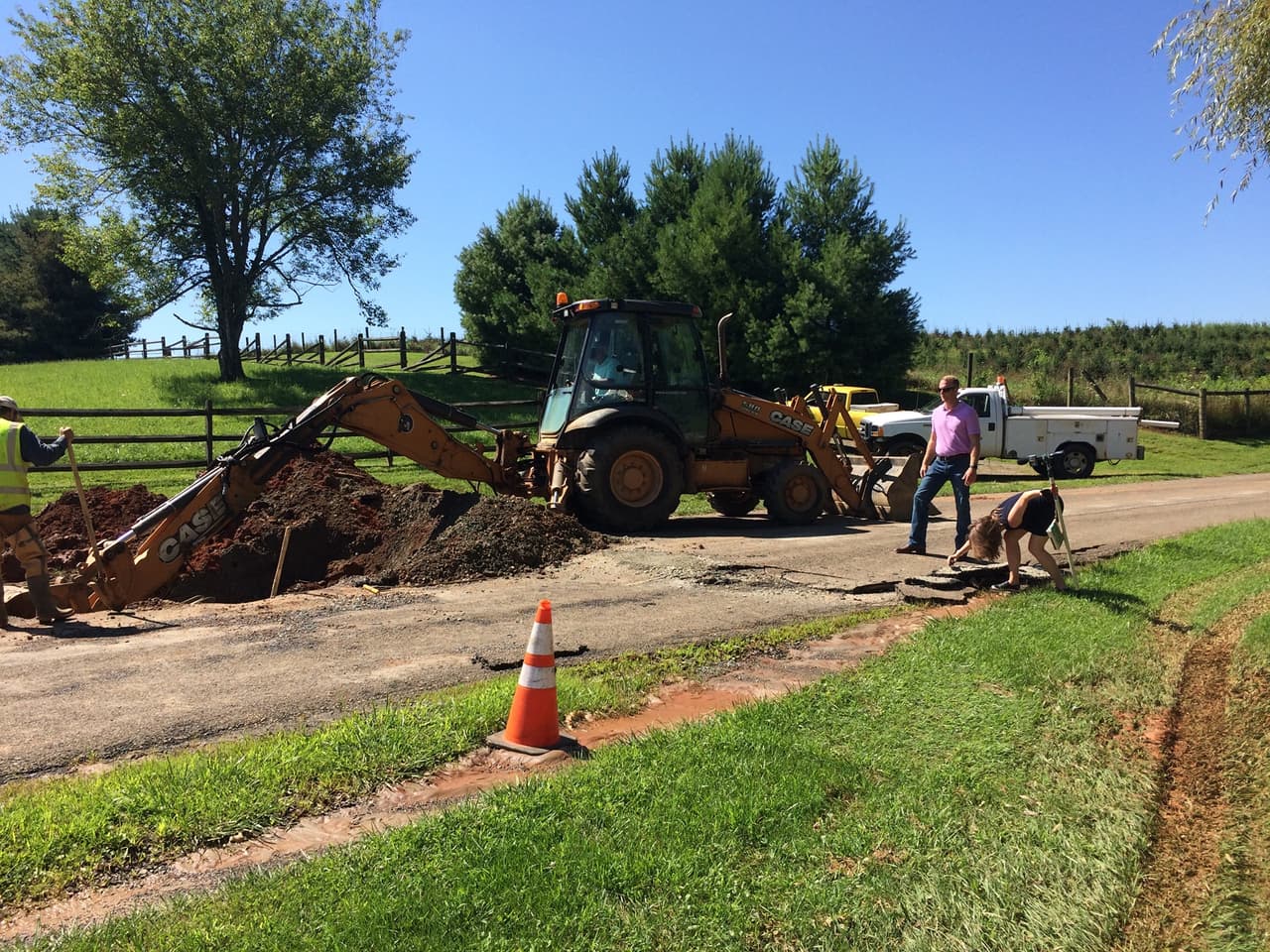 De acuerdo a Eldon Joines, un residente de la zona, una de las tuberías de agua presentó daños tras el sismo.