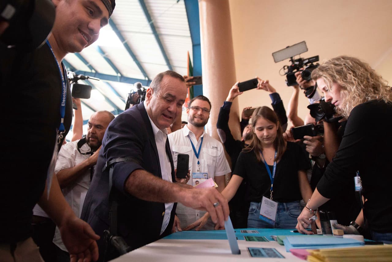 Alejandro Giammattei, candidato presidencial del partido Vamos, deposita su voto durante la elección general en Ciudad de Guatemala, el domingo 16 de junio de 2019.