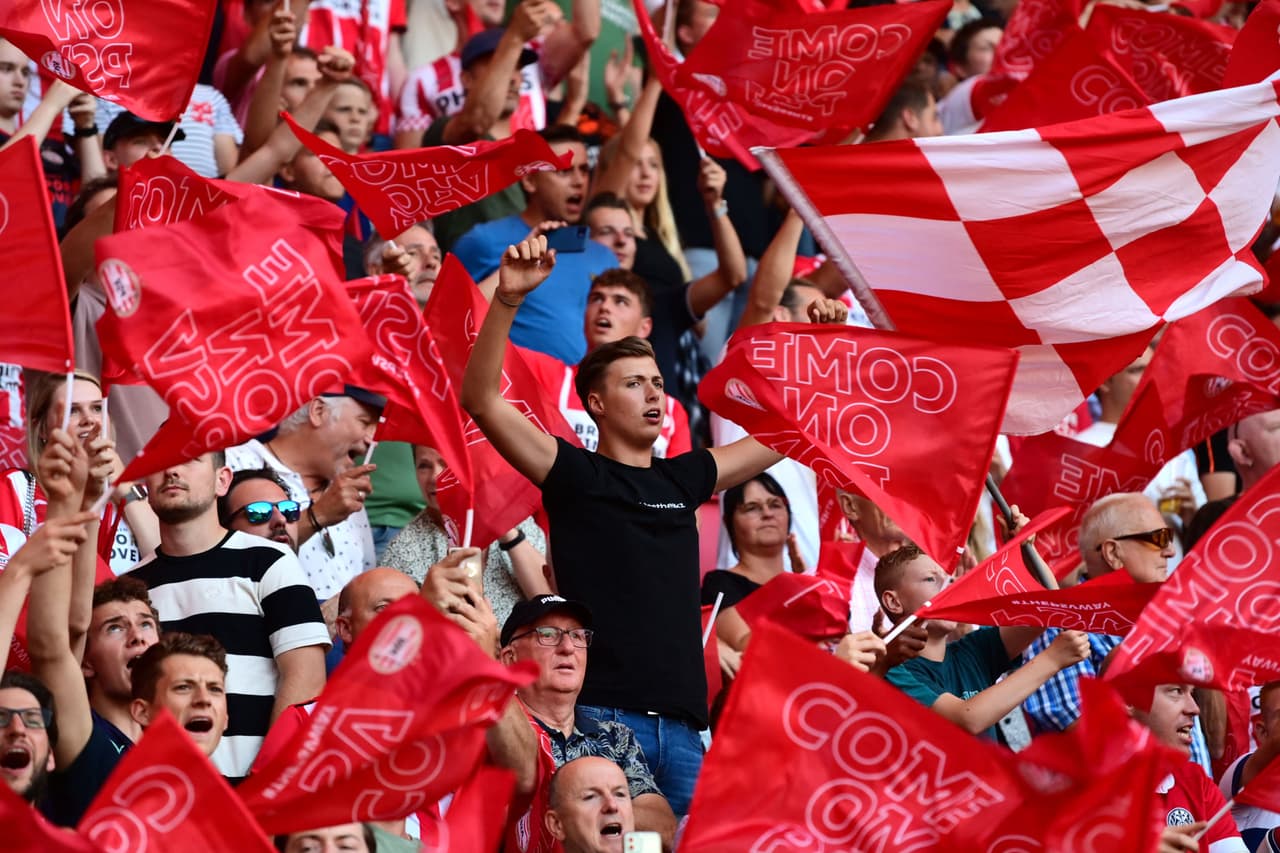 Pese a la situación la afición del PSV nunca dejó de alentar a los suyos.