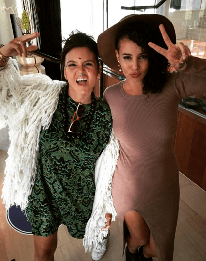 Li Saumet, vocalista de Bomba Estéreo con Raquel Sofía.