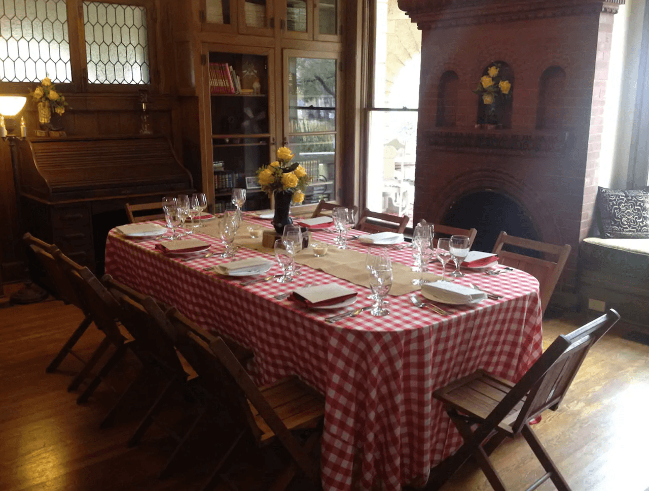 Esta mansión tiene 126 años de antigüedad. Su forma de castillo la hace merecedora de recibir a la realeza (y a los que no). Sus interiores han sido remodelados, según se describe en
<b>Airbnb. </b>