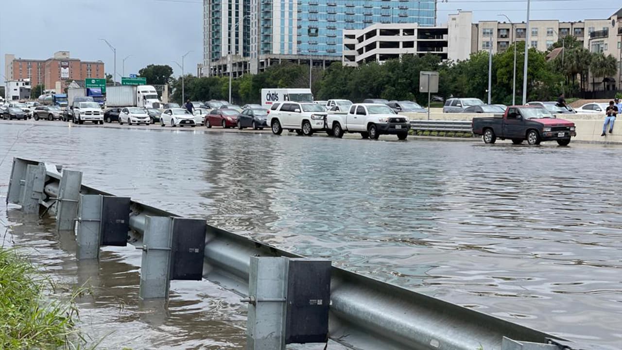 Aunque tenga llantas nuevas, es posible que el auto patine en la carretera, por lo que tenga precaución.