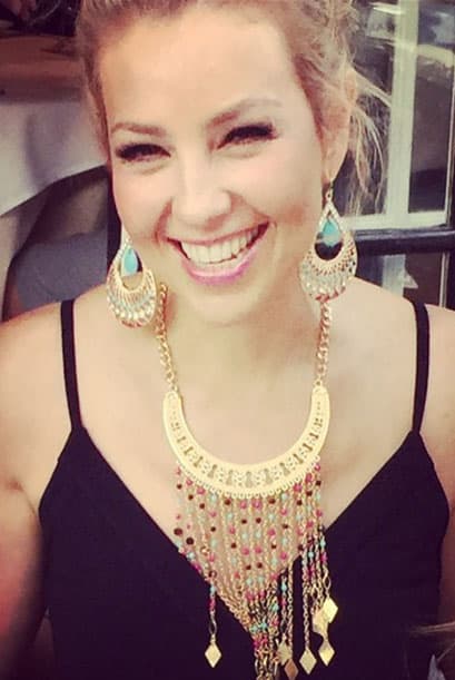 ¿No les parece maravilloso que la cantante luzca las joyas de su propia colección?