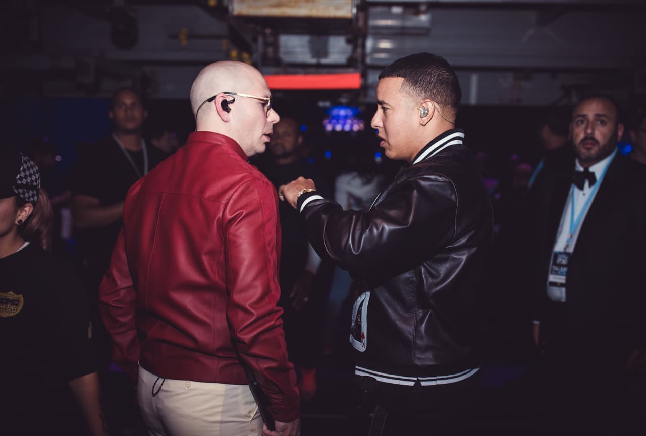 Daddy y Mr. 305 compartiendo antes de salir al escenario.