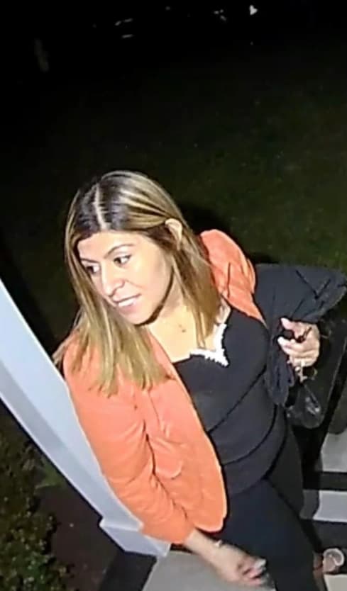 Estaba dentro de su vehículo, que fue abandonado afuera de un hospital.