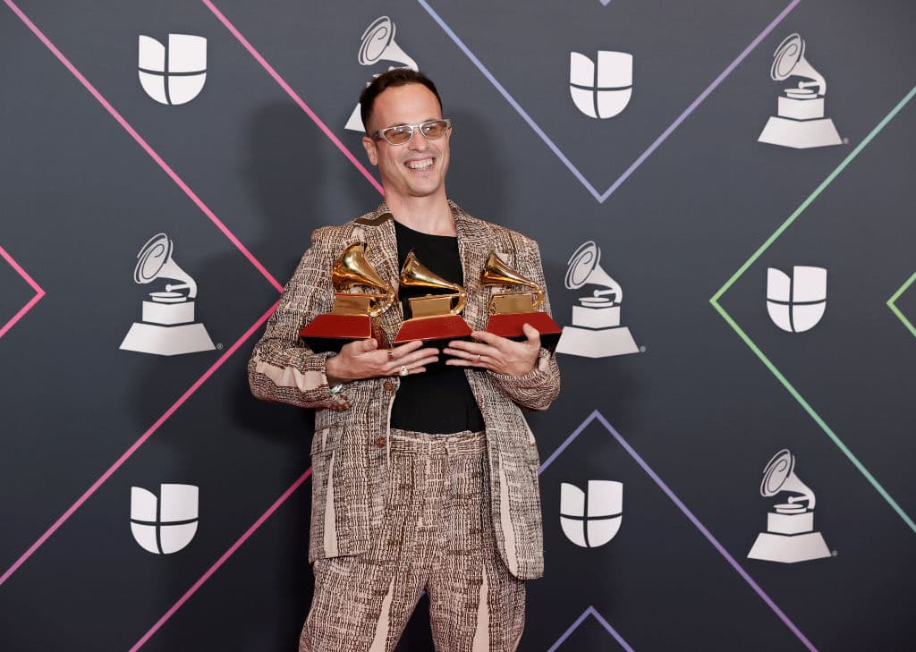 El compositor y productor triunfó en
<b>Mejor Canción Pop/Rock</b> por ‘Hong Kong’,
<b>Mejor Canción Alternativa</b> con ‘Nominao’ y
<b>Mejor Ingeniería de Grabación Para un Álbum</b> con ‘El Madrileño’.