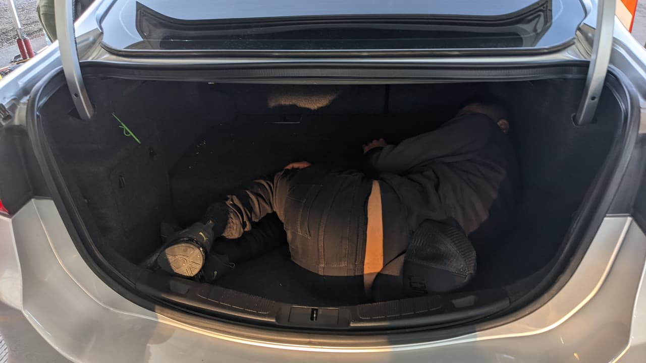 Los traficantes continúan ocultando peligrosamente a los migrantes en los baúles de los vehículos y cruzando por el puesto de control I-19 de la Patrulla Fronteriza. CBP tuiteó que no importa cuán simple o complejo sea el método de contrabando, los agentes siguen desafiando el ingenio de los contrabandistas.
