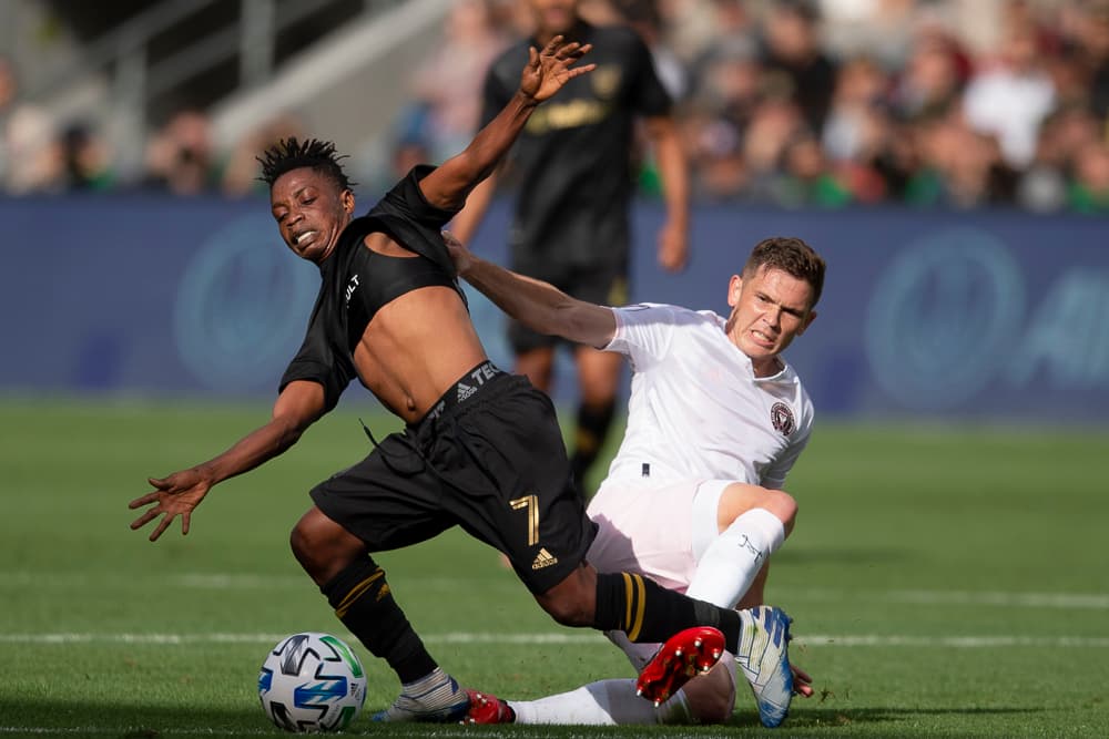 Barrida de Wil Trapp que tambalea a Latif Blessing, pero el mediocampista del LAFC se queda con la pelota.